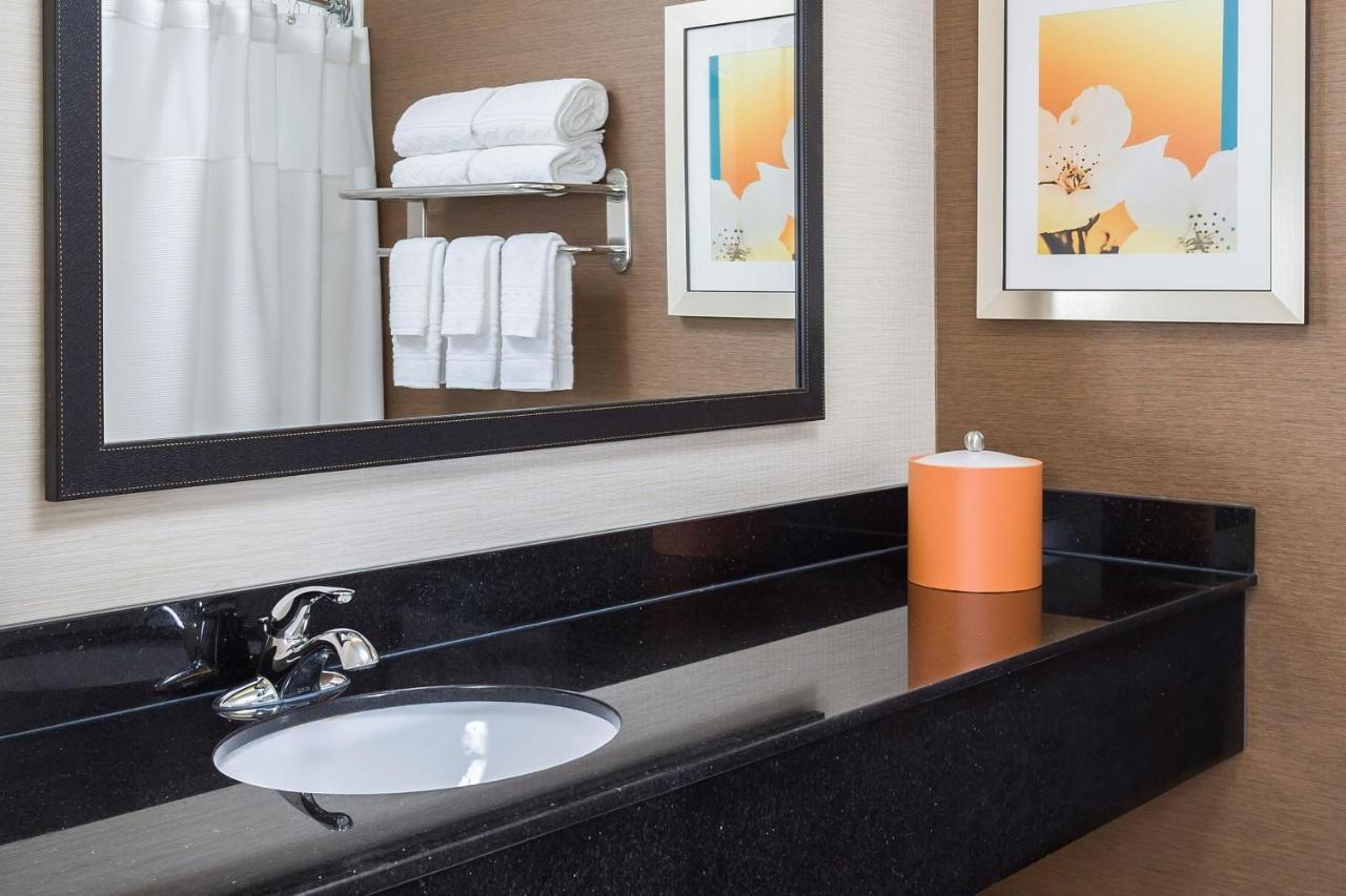Fairfield Inn & Suites Dallas Park Central Экстерьер фото